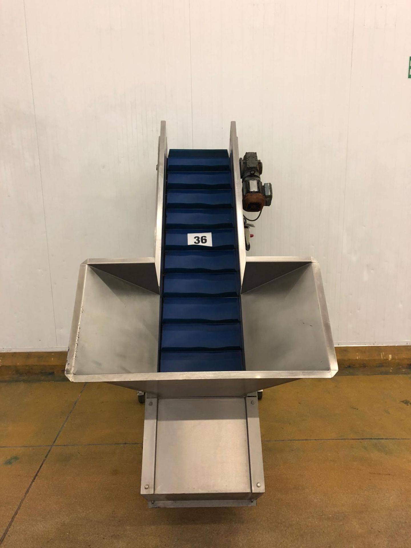 INCLINE CONVEYOR. 1.8 M TIPPING HEIGHT. LO £50.