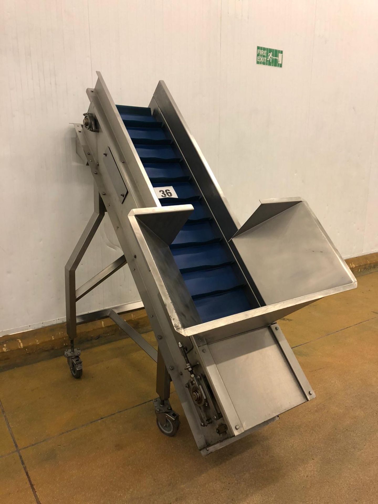 INCLINE CONVEYOR. 1.8 M TIPPING HEIGHT. LO £50. - Image 2 of 3