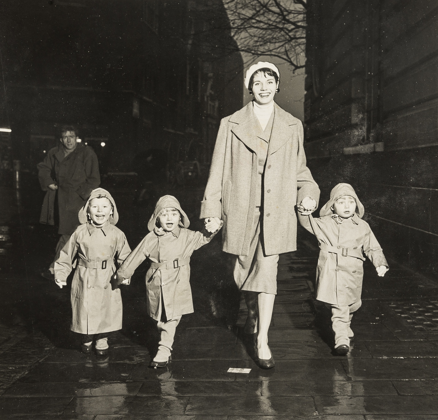 NO RESERVE Norman Parkinson (1913-1990) Family Outings, A Collection of Five Prints - Image 5 of 5