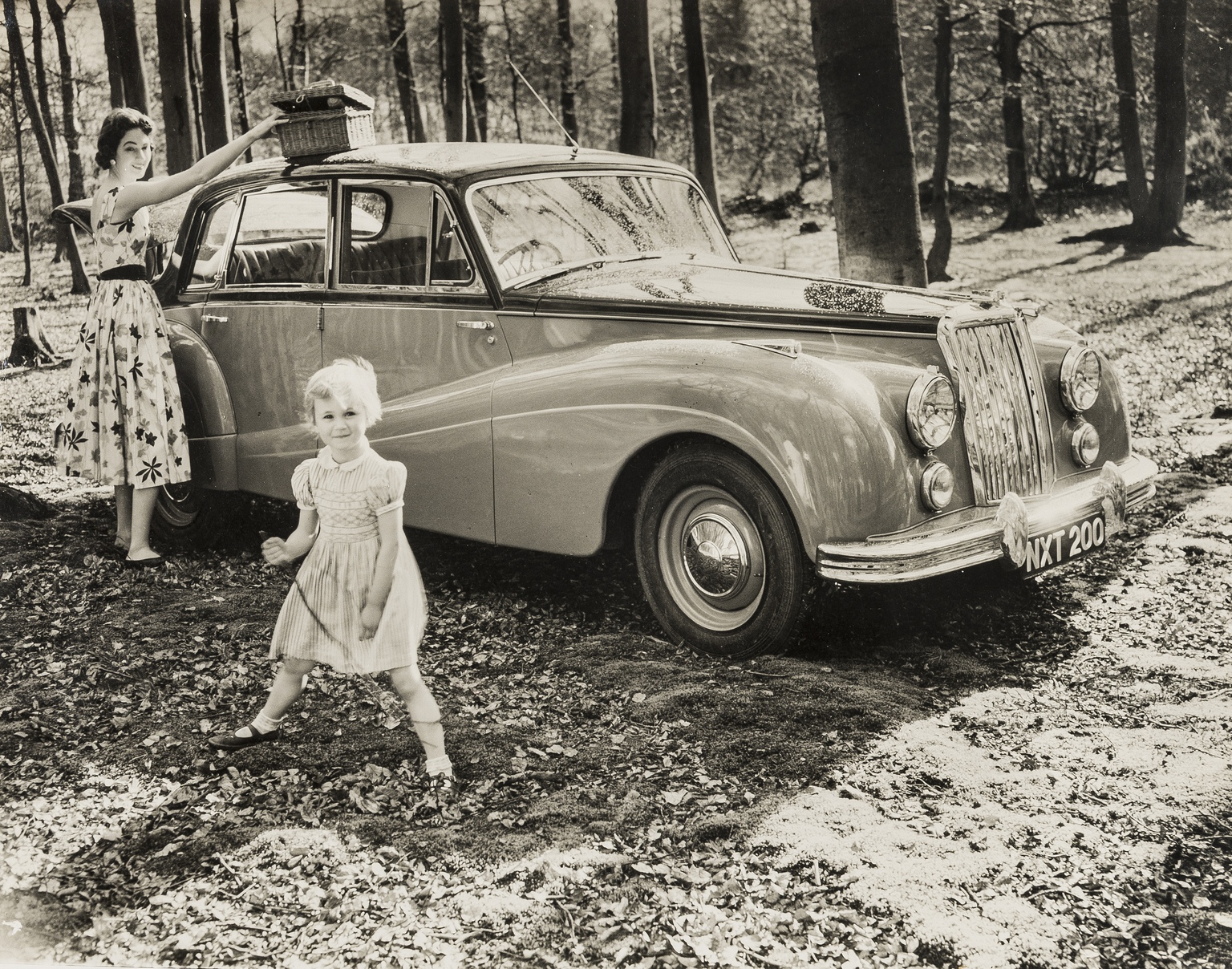 NO RESERVE Norman Parkinson (1913-1990) Family Outings, A Collection of Five Prints - Image 2 of 5