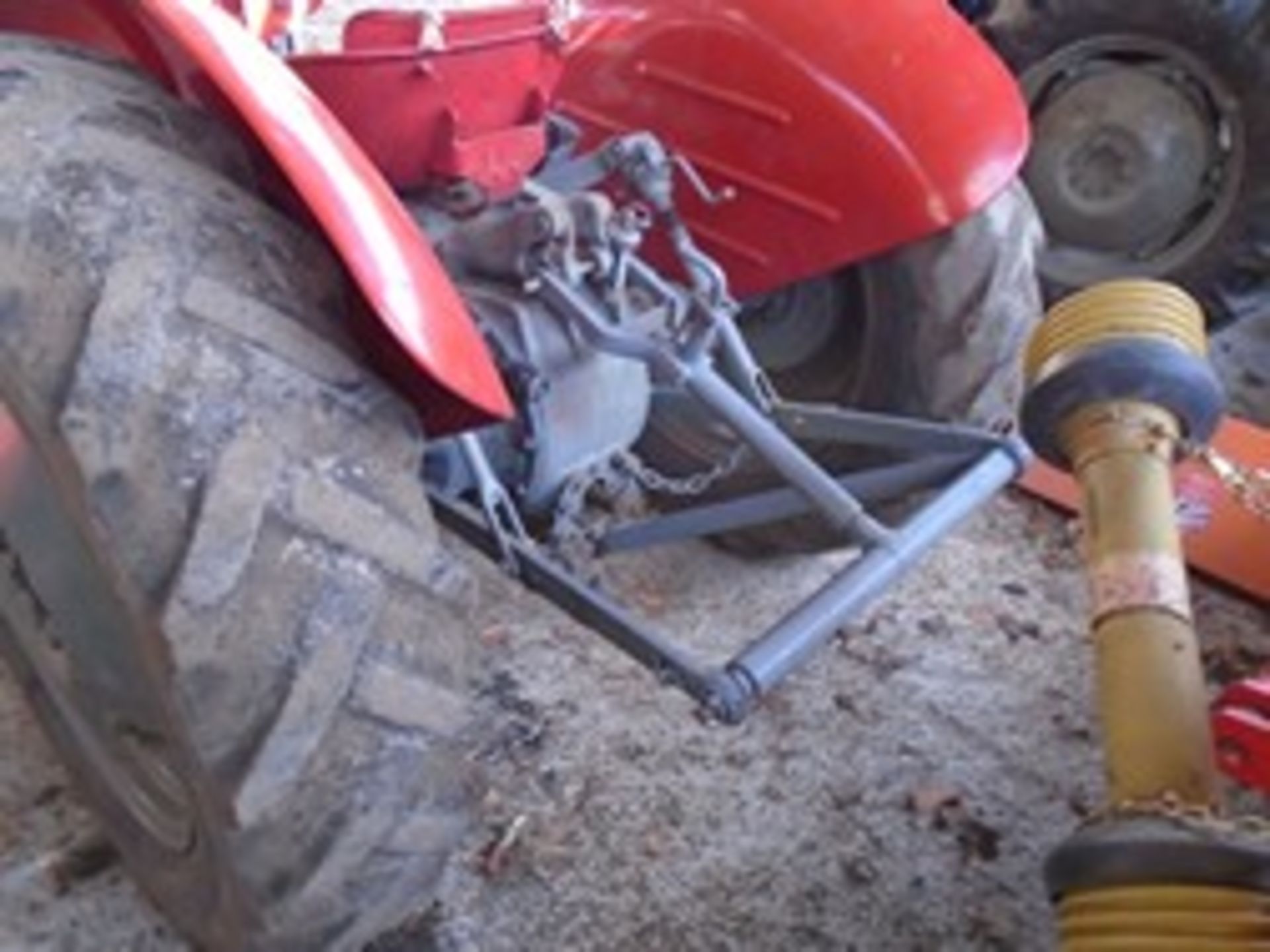 Massey Ferguson 35 4cyl diesel tractor, recent new battery, dynamo, wings, bonnet and lift pump - Image 3 of 5