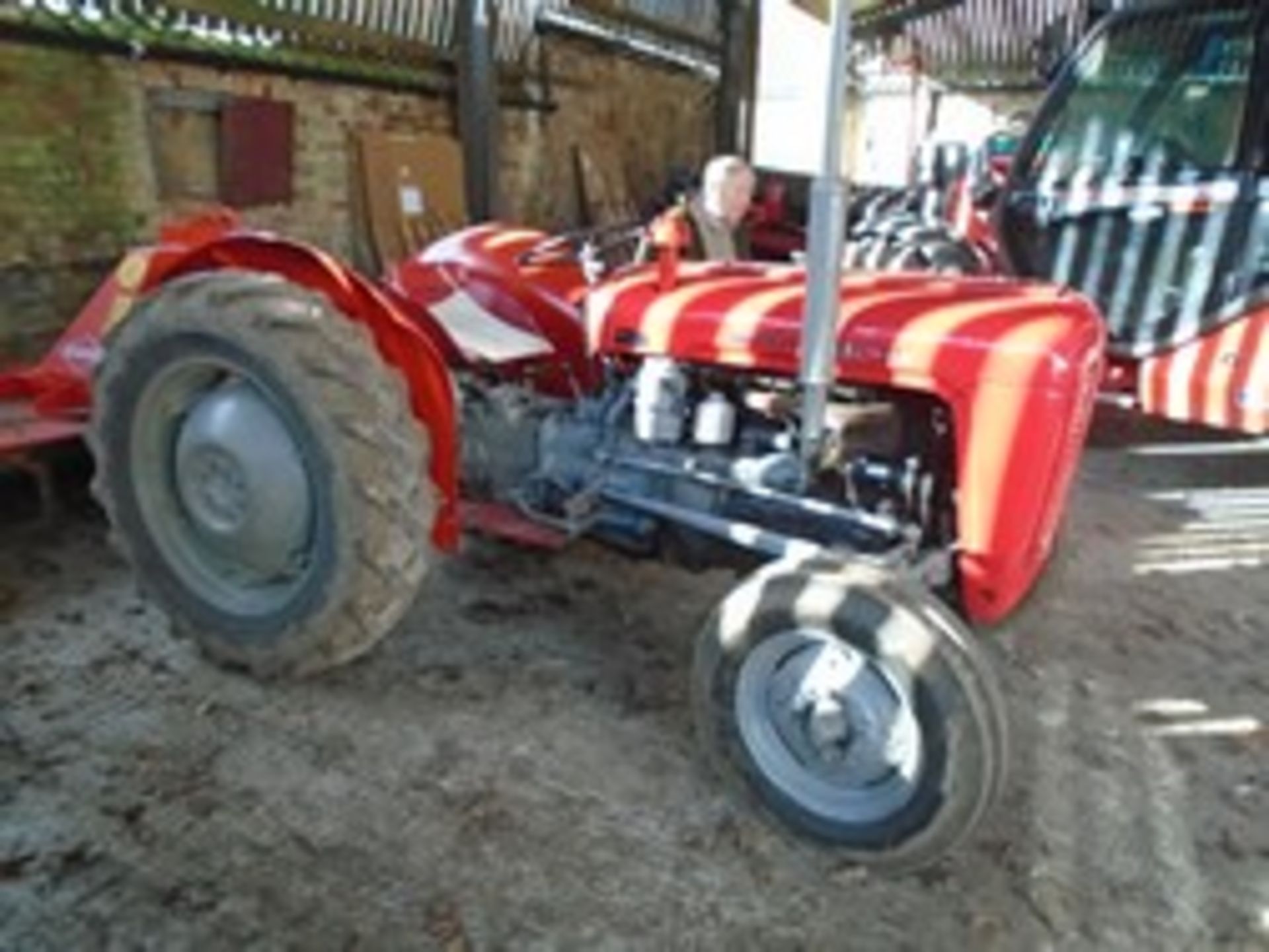 Massey Ferguson 35 4cyl diesel tractor, recent new battery, dynamo, wings, bonnet and lift pump - Image 2 of 5