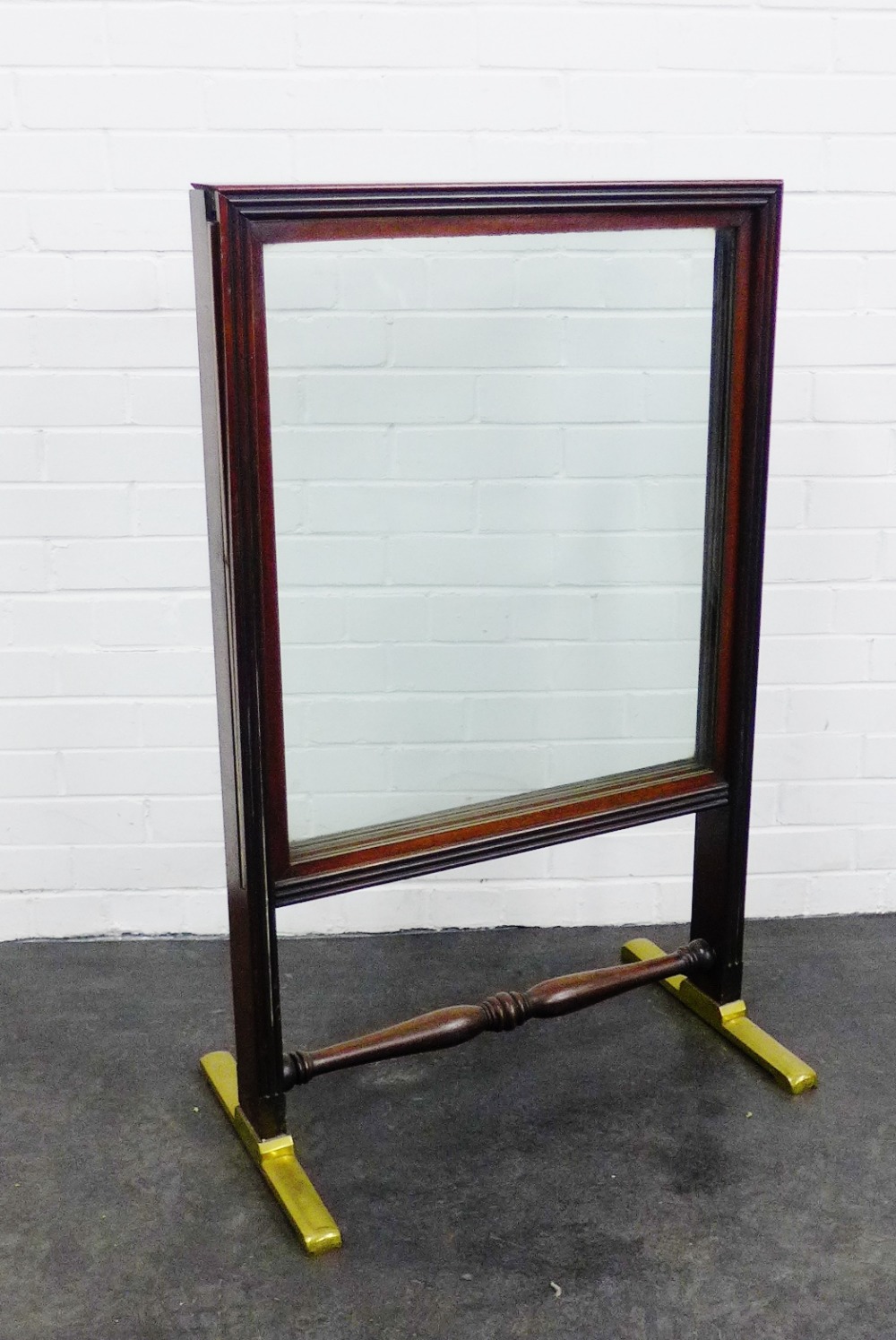 Large mahogany and brass fire screen with glazed panel, 108 x 66cm