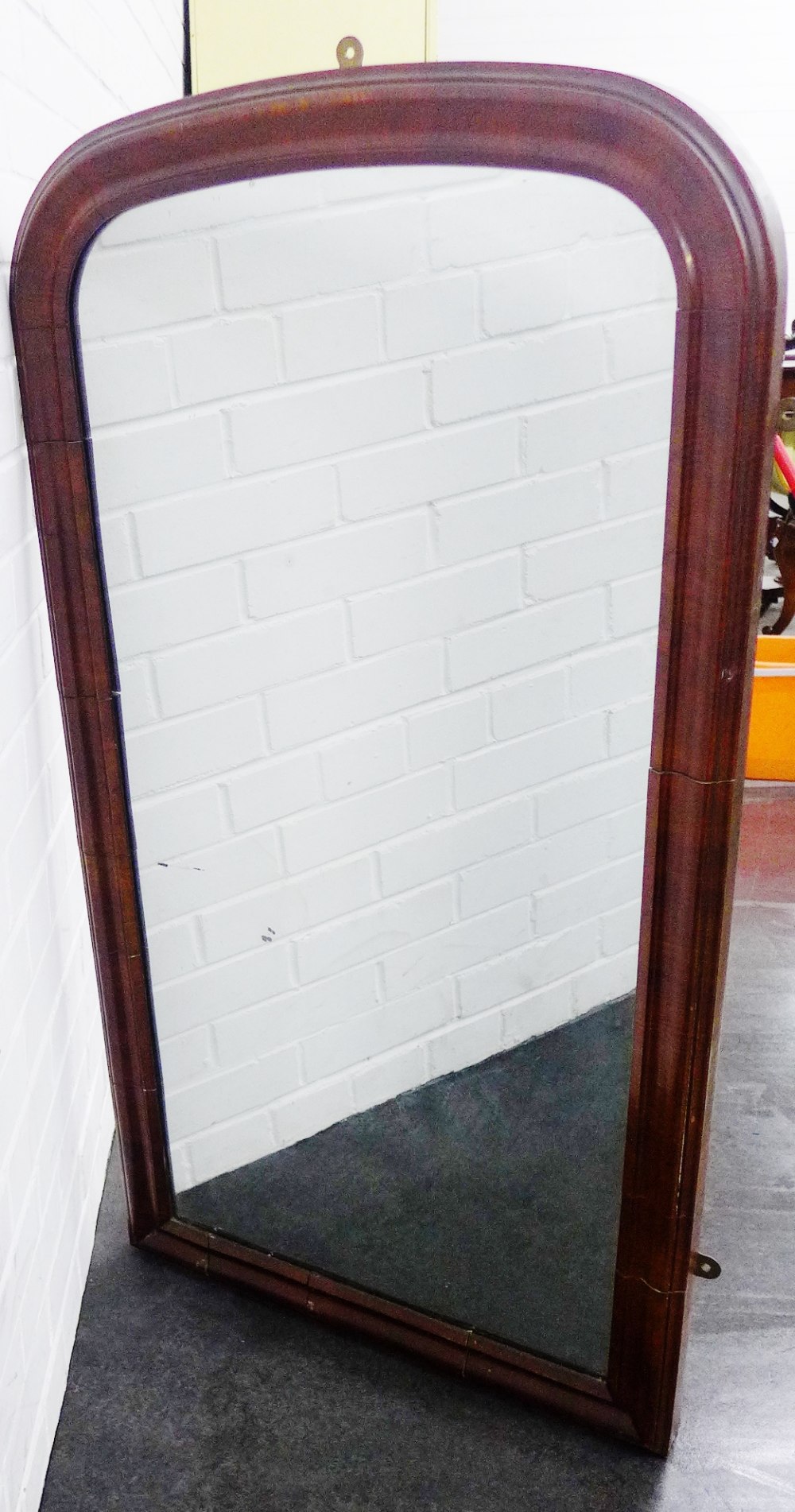 Mahogany framed wall mirror, 118 x 64cm