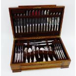 Oak cutlery canteen containing an eight piece suite of Epns flatwares