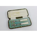 George V cased set of two mother of pearl and silver pickle forks, Sheffield 1912