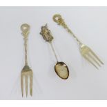 Pair of Hong Kong silver dragon handled cake forks and a Hong Kong silver spoon, the terminal in the