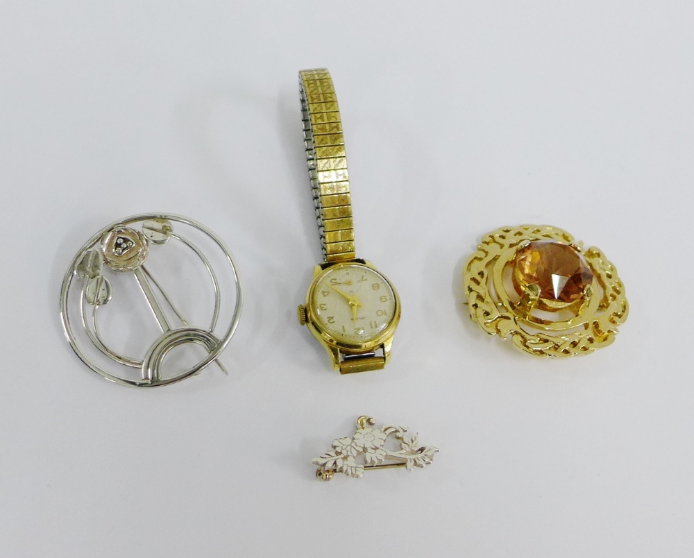 Mixed lot to include a silver foliate engraved brooch, two others and a vintage wristwatch (4)