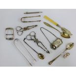 A mixed lot of silver items to include sifter spoon, sugar tongs, butter knife etc (a lot)