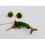 9 carat gold and jade brooch and pair of stud earrings (3)