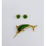 9 carat gold and jade brooch and a pair of stud earrings (3)