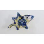 Late 18th / early 19th century English blue and white porcelain pickle dish in the Willow pattern,