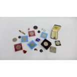 Mixed lot to include two vintage powder compacts, costume jewellery, Siam 925 brooch and