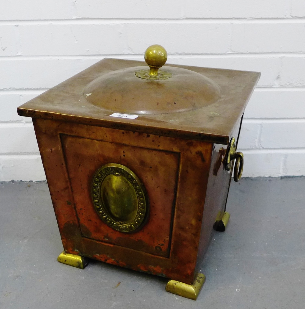 Brass and copper coal bucket with twin loop handle to side, complete with lid, 30cm high