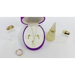 Two 9 carat gold rings, 9 carat rose gold wedding band (a/f) and a 585 dress ring together with a