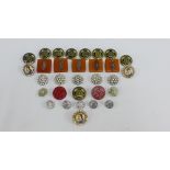 A collection of vintage buttons (a lot)