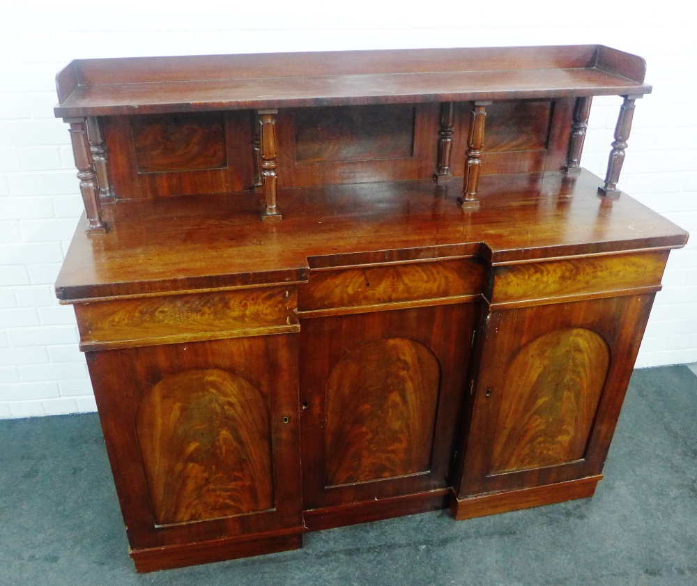 Victorian mahogany chiffonier with turned uprights and breakfront top, 125 x 40cm