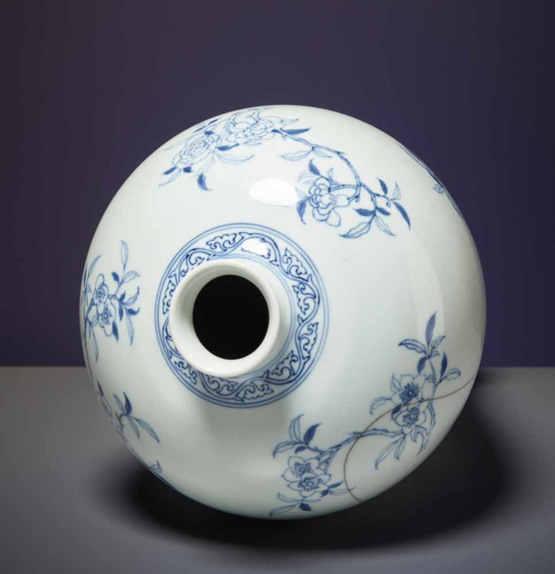 A CHINESE BLUE AND WHITE PORCELAIN BALUSTER VASEPorcelain with blue and white paintingChina, - Bild 4 aus 5
