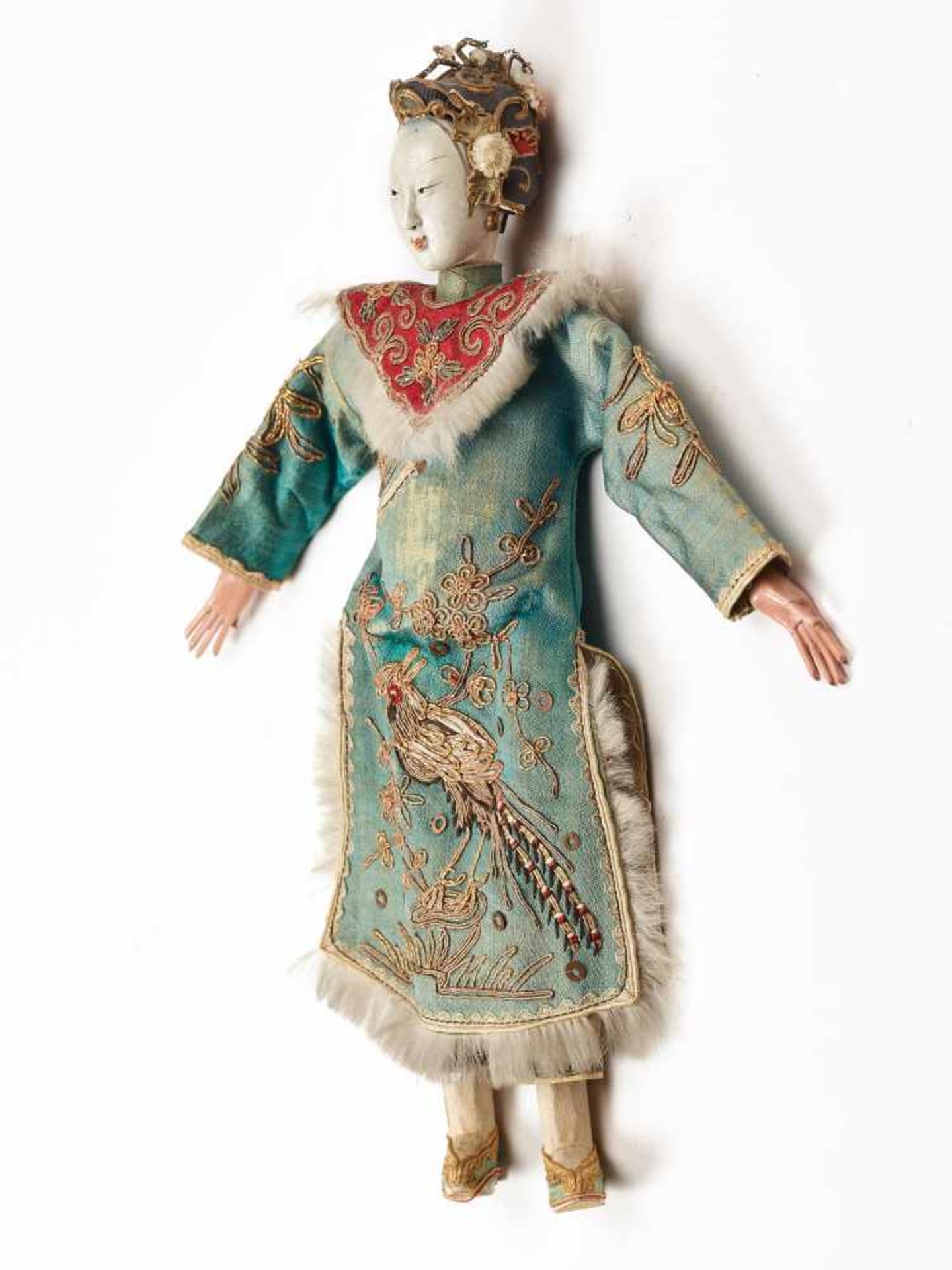 A PRECIOUS CHINESE PUPPET OF A MANCHU COURT LADY, QING DYNASTYWood, lacquer, fabric, silk, metal - Image 2 of 4