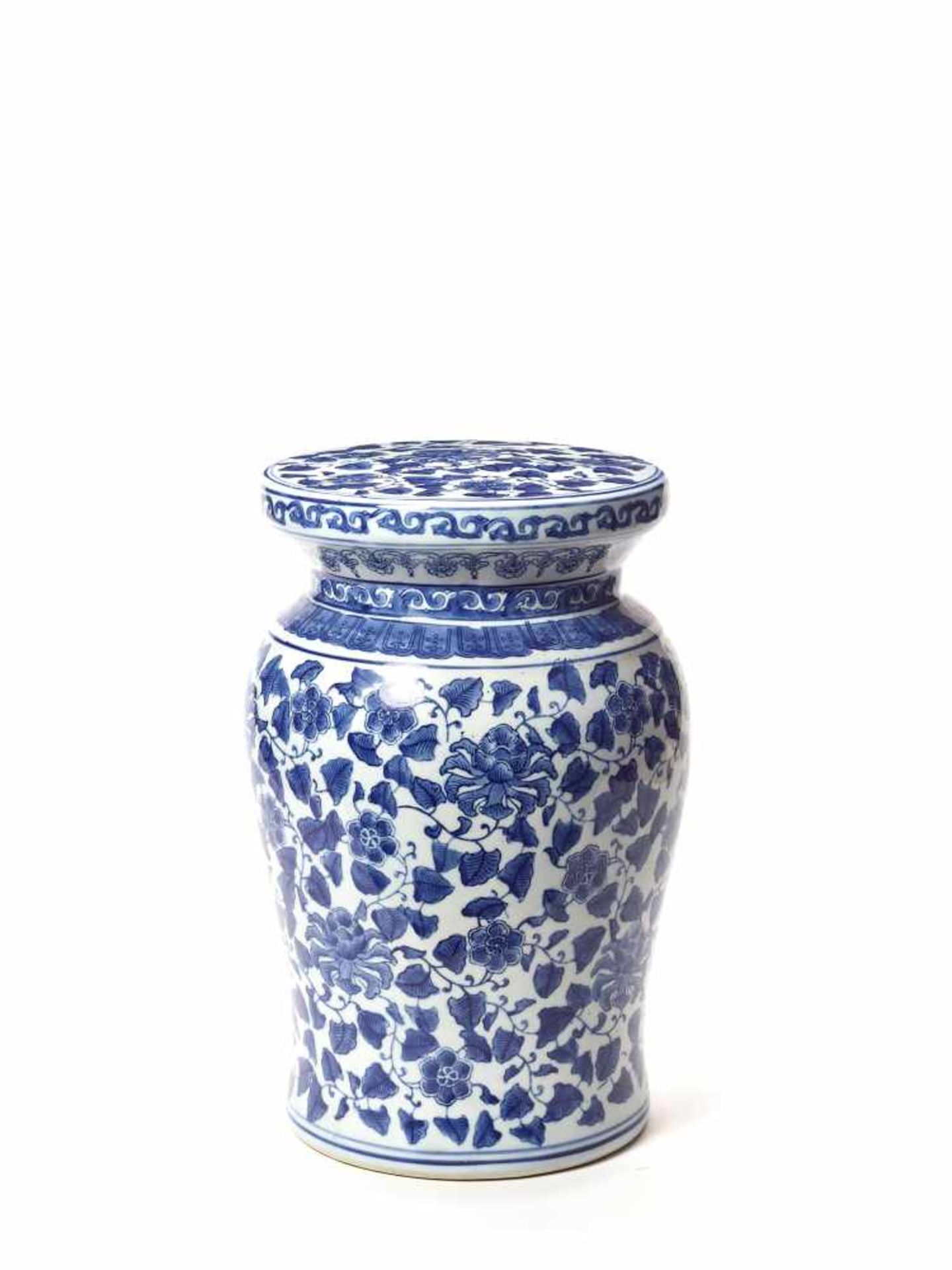 A BLUE AND WHITE PORCELAIN GARDEN STOOL, 20th CENTURYDelicately painted with a circumferential - Bild 2 aus 4