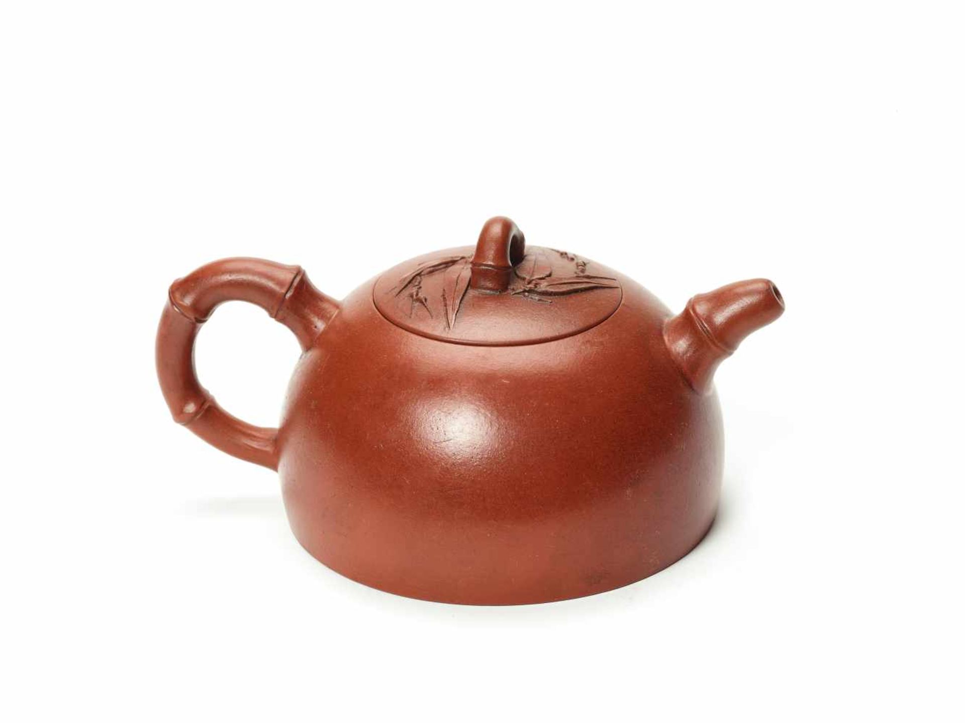 A FINE YIXING CERAMIC ‘BAMBOO’ TEAPOT BY GU JINGZHOU (1915-1996)Yixing ceramicChina, 20th centuryThe - Bild 2 aus 3