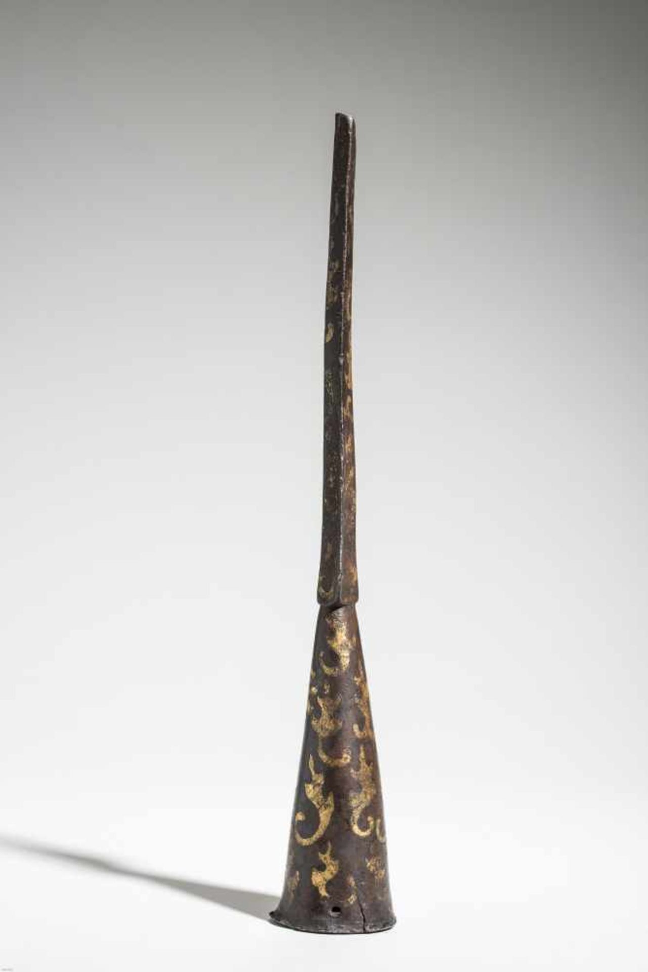 A RARE CAST IRON AND GOLD INLAID HAN DYNASTY SPEARHEADThe gilt inlays depicting an archaic leaves- - Image 3 of 4