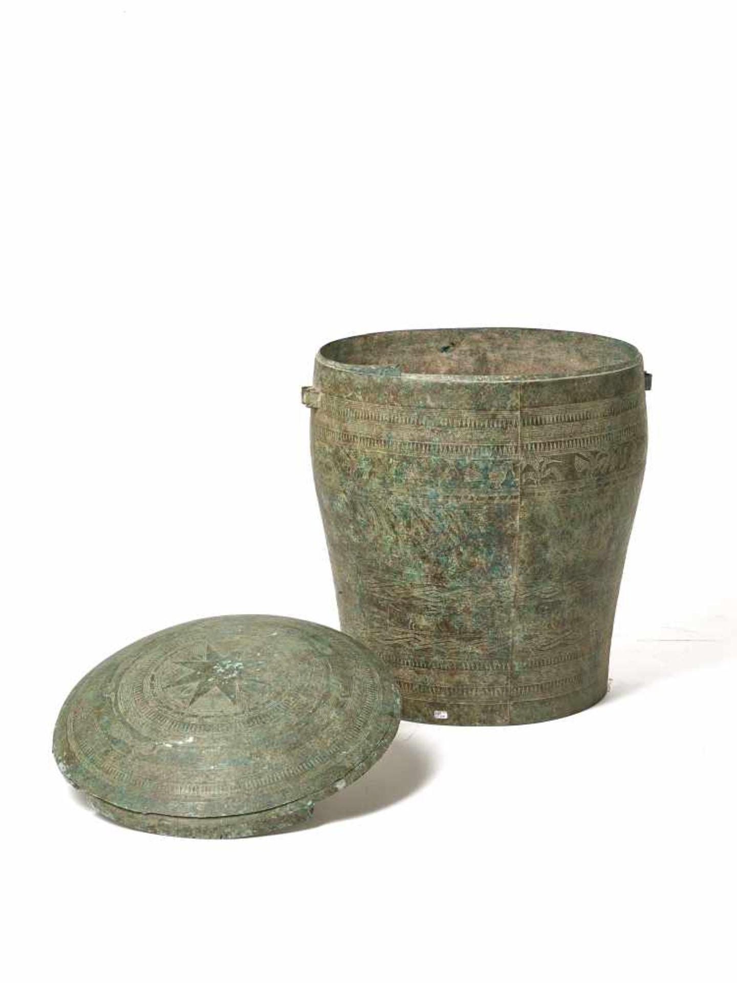 A LARGE AND RARE BRONZE FOOD STORAGE VESSEL, SONG DYNASTYBoth the vessel and the lid are decorated - Bild 3 aus 4