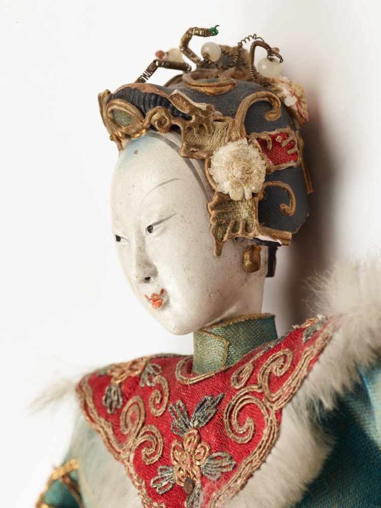 A PRECIOUS CHINESE PUPPET OF A MANCHU COURT LADY, QING DYNASTYWood, lacquer, fabric, silk, metal - Bild 3 aus 4