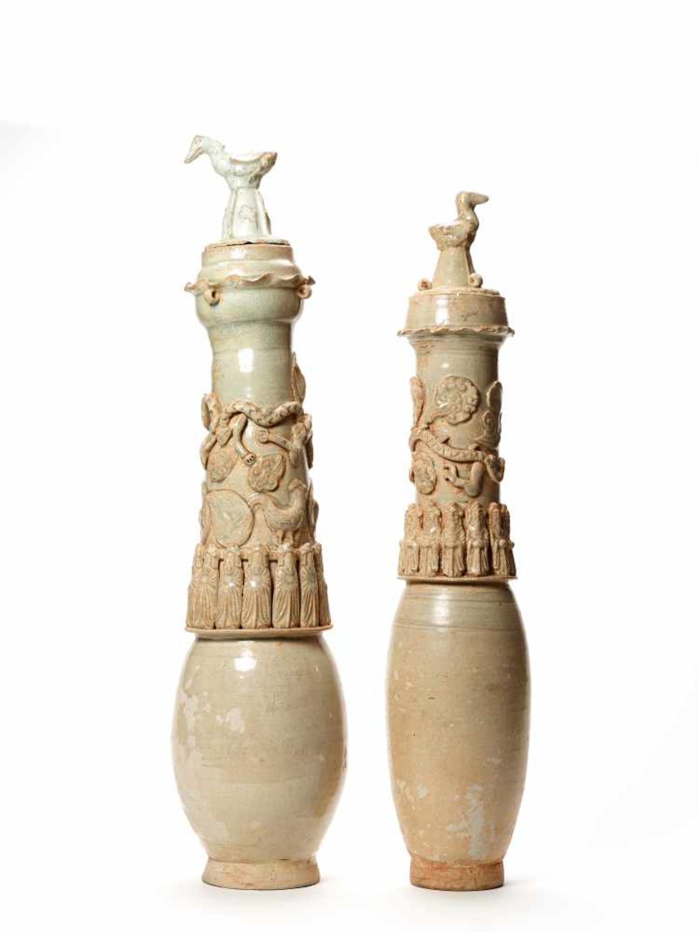 A PAIR OF LARGE CELADON-GLAZED URNS WITH COVERS, SONG DYNASTYBoth vessels with dragons, dignities - Bild 3 aus 4