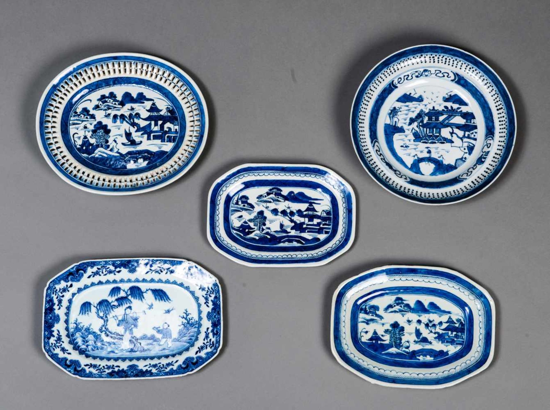 FIVE DECORATIVE PLATES WITH LANDSCAPESBlue and white porcelainChina, Qing dynasty, 19th cent.Very - Bild 2 aus 3