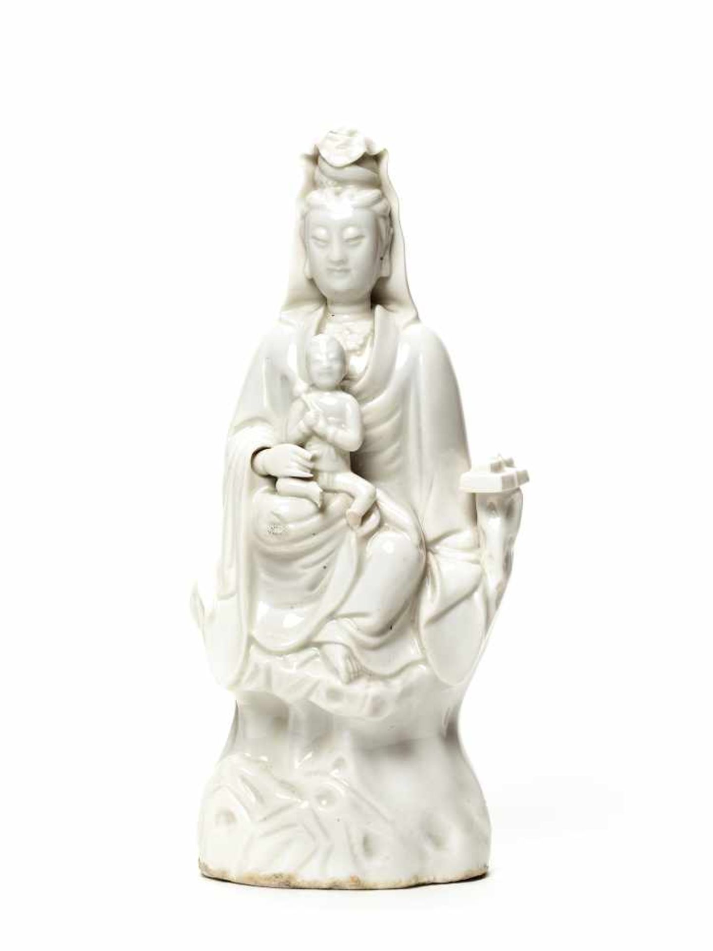 BLANC DE CHINE PORCELAIN GUANYIN WITH CHILD Blanc-de-Chine porcelainChina, late QingThe Buddhist - Bild 2 aus 4