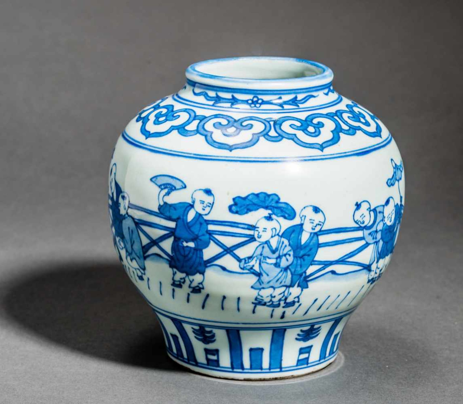 A PORCELAIN VESSEL WITH PLAYING BOYSPorcelain with blue underglaze paintingChina, Qing dynasty ( - Bild 4 aus 5