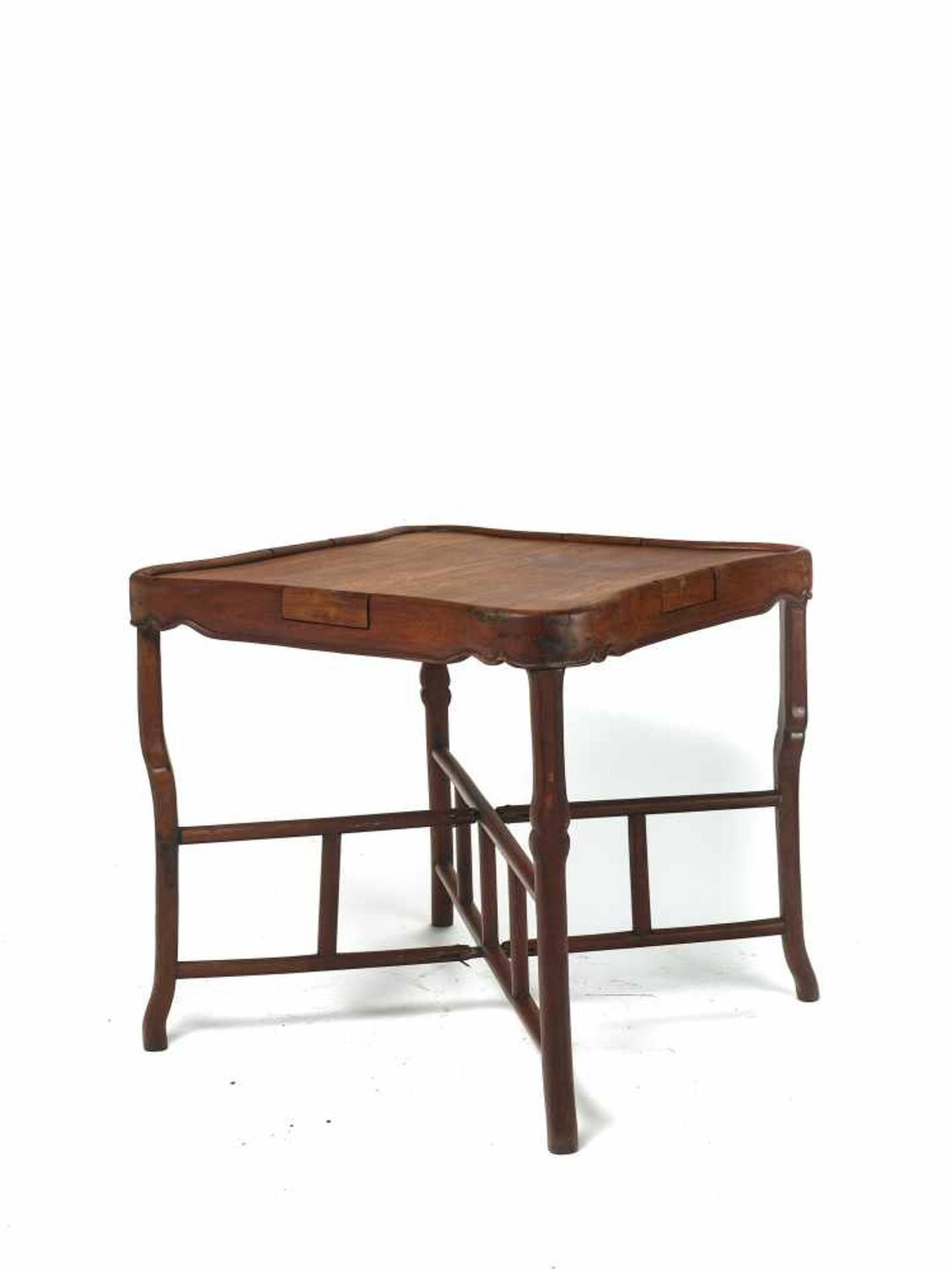 A LARGE CHINESE ‘LOBED’ TABLE, LATE QING DYNASTYCarved from hardwood, possibly Huanghuali, with four - Bild 5 aus 5