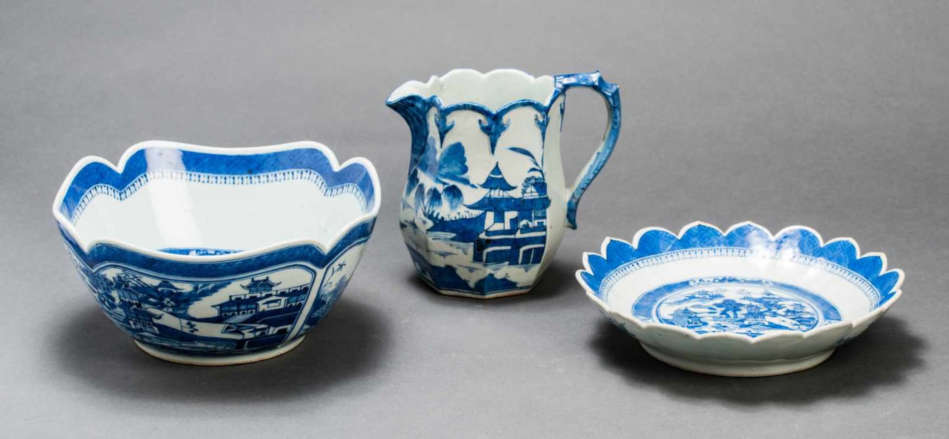 TWO DEEP BOWLS AND A MATCHING PITCHERBlue and white porcelain China, Qing dynasty, 19th cent. Two - Bild 2 aus 4