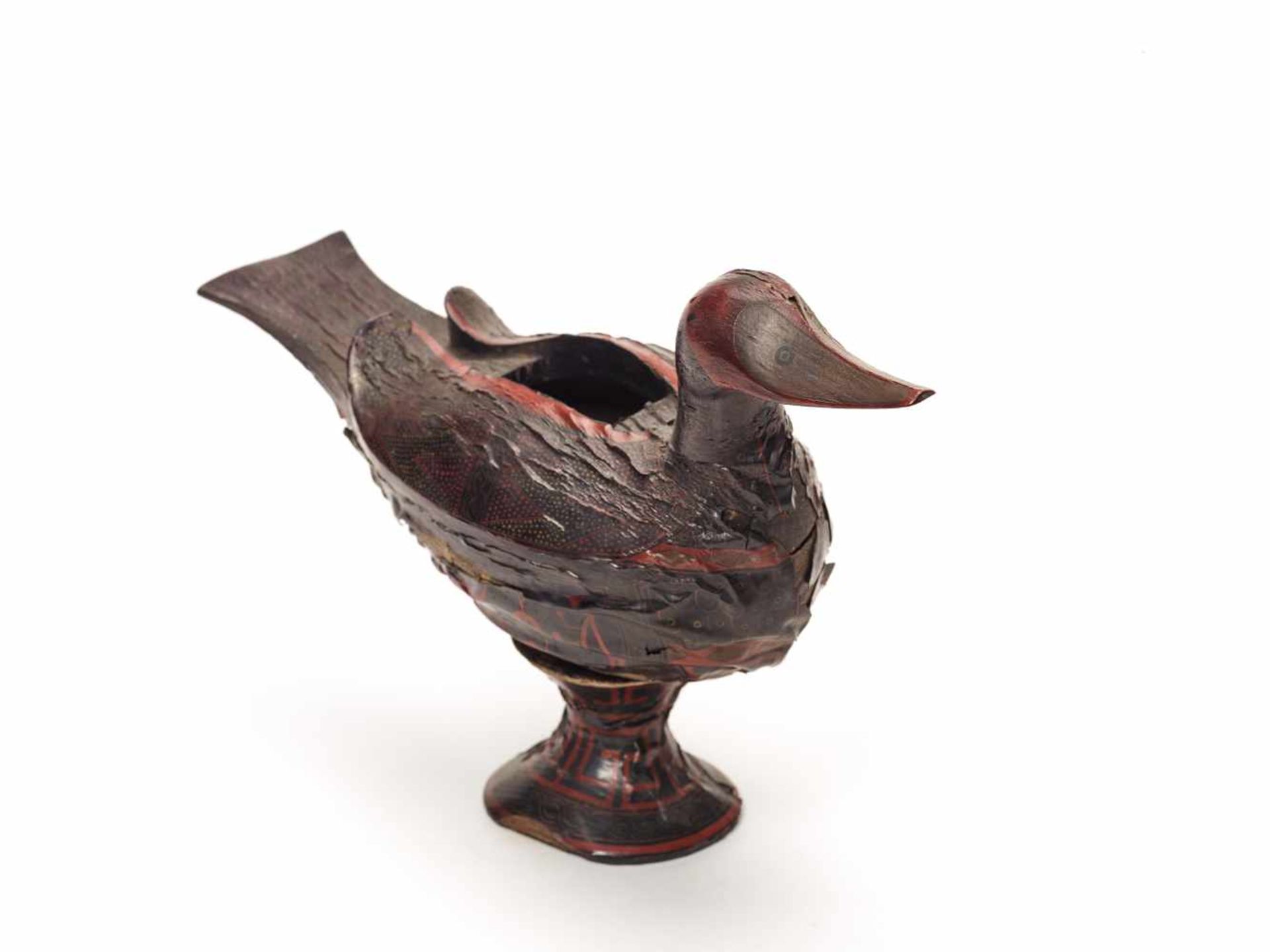 AN EXTREMELY RARE HAN DYNASTY LACQUER DUCK ON MATCHING STANDThe carved wooden bird with original - Image 4 of 4