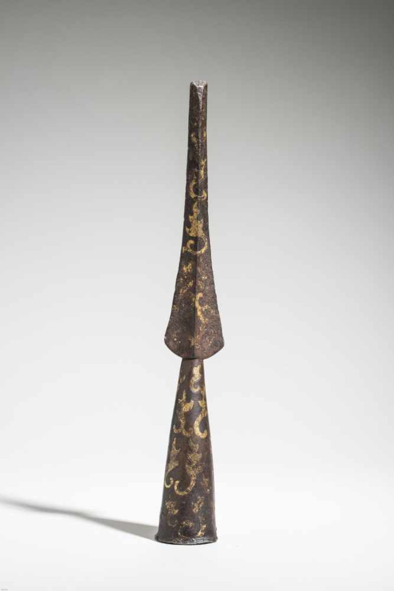 A RARE CAST IRON AND GOLD INLAID HAN DYNASTY SPEARHEADThe gilt inlays depicting an archaic leaves- - Image 2 of 4