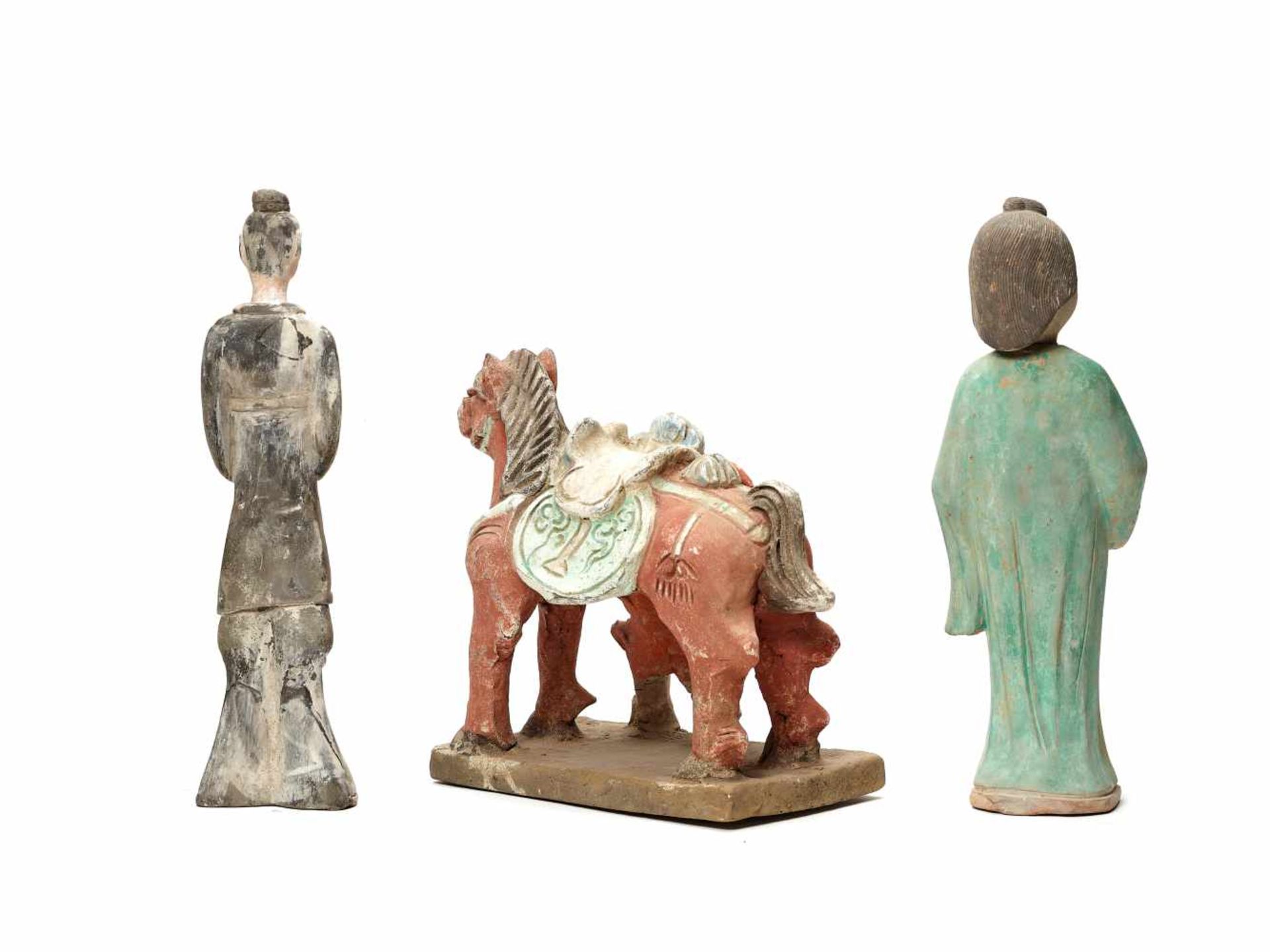 THREE CHINESE TANG-STYLE TERRACOTTA FIGURES, LATE QING DYNASTYTerracotta with cold paintChina, - Bild 3 aus 3