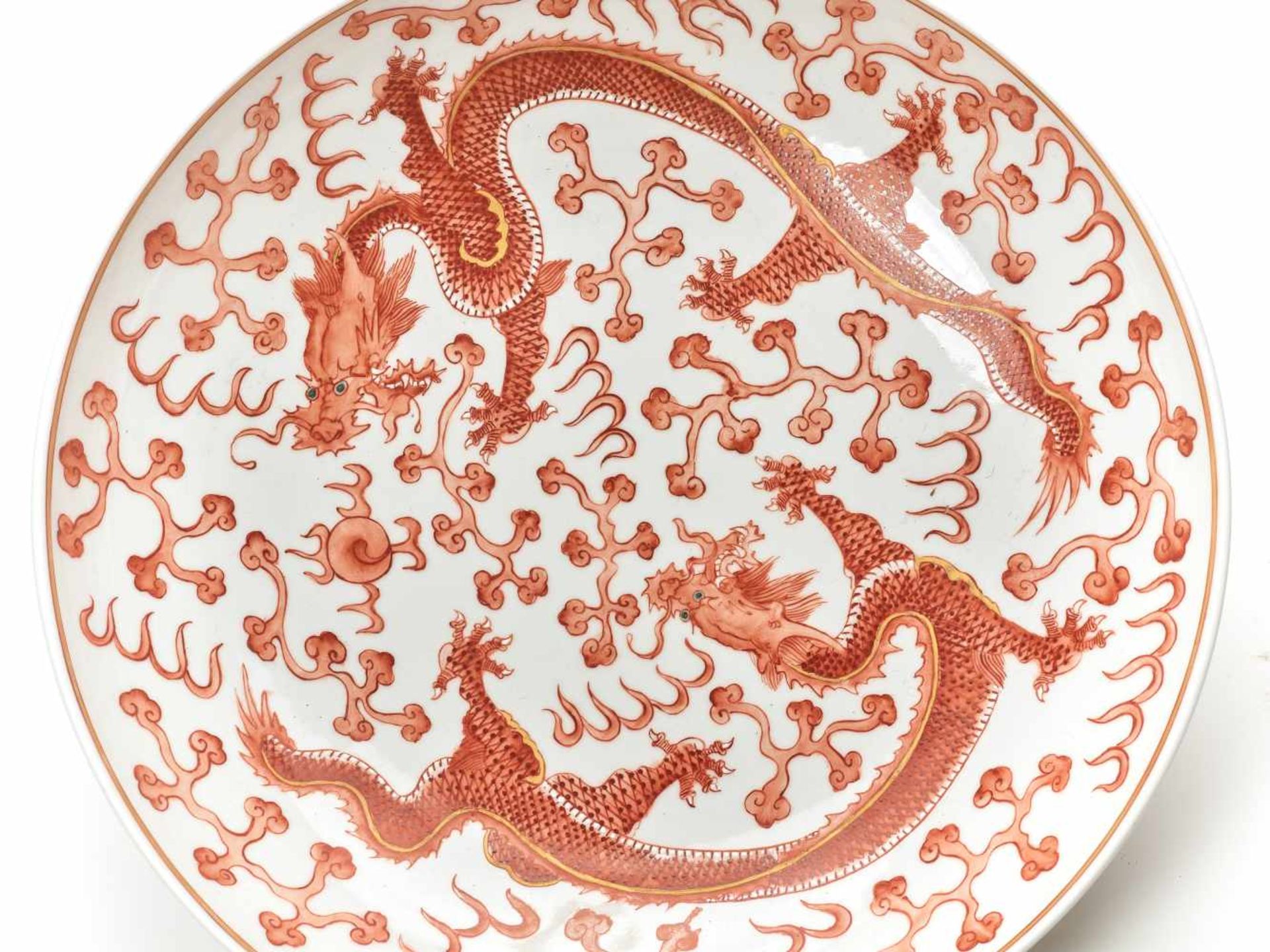 A VERY LARGE ‘DRAGON’ CHARGER, 20TH CENTURYSkillfully painted in iron red and with white enamels - Bild 3 aus 5