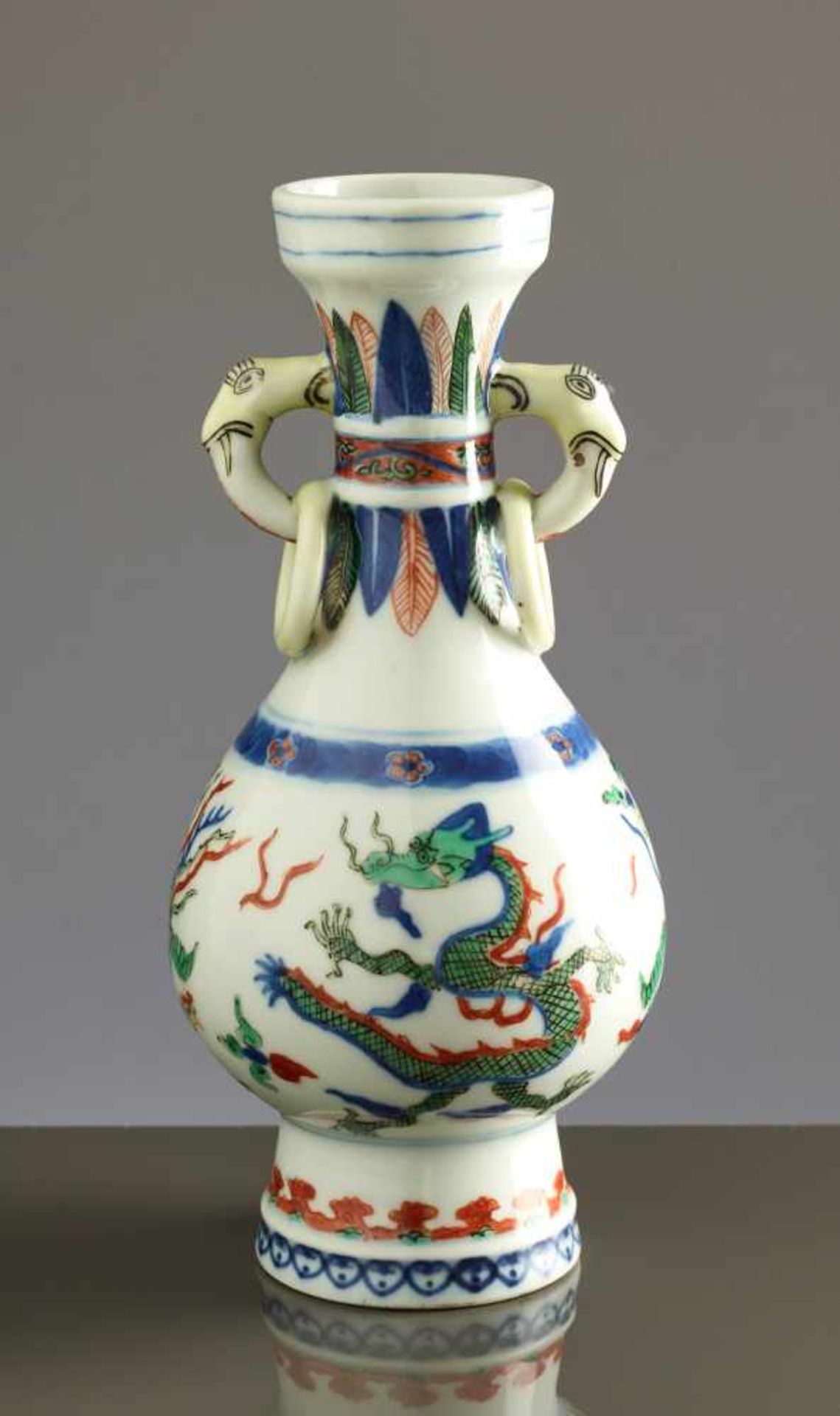 SMALL VASE WITH DRAGON AND PHOENIXWucai Porcelain China, Qing Dynasty 19th cent. to Republic Flat - Bild 2 aus 6