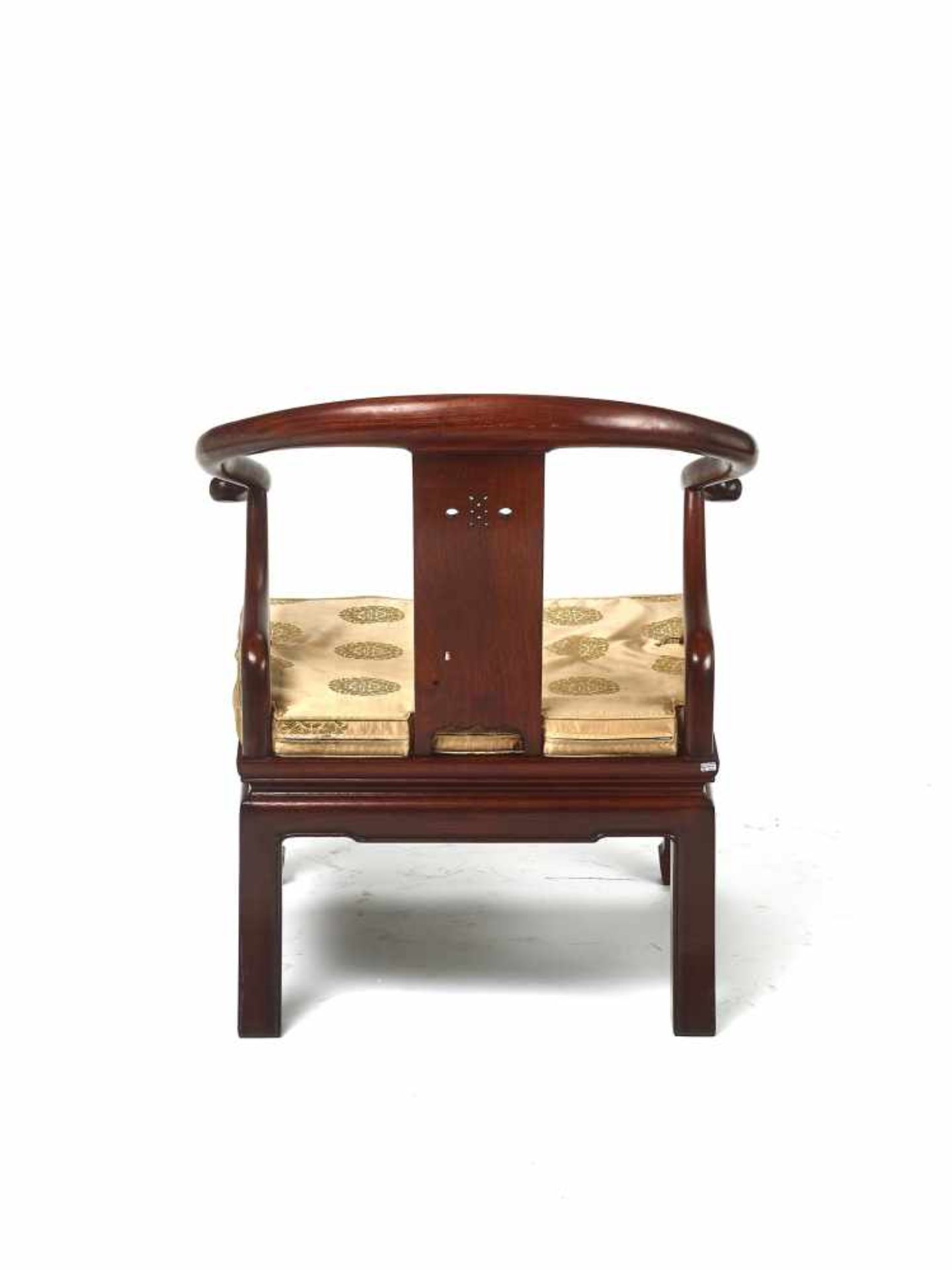 A CHINESE ‘HORSESHOE’ LOW CHAIR, LATE QING DYNASTYCarved from hardwood, possibly Huanghuali, with - Bild 4 aus 5