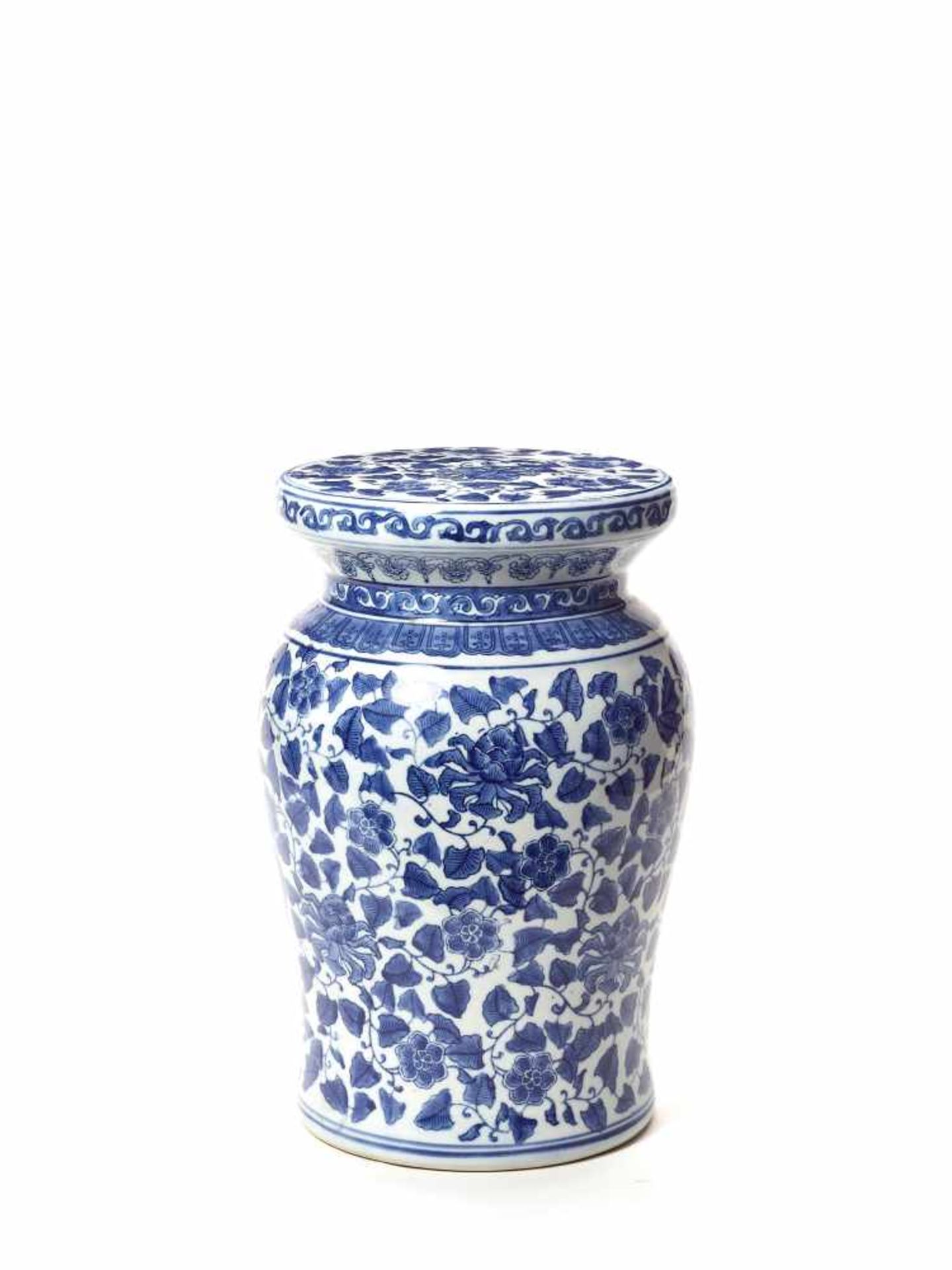 A BLUE AND WHITE PORCELAIN GARDEN STOOL, 20th CENTURYDelicately painted with a circumferential - Bild 4 aus 4