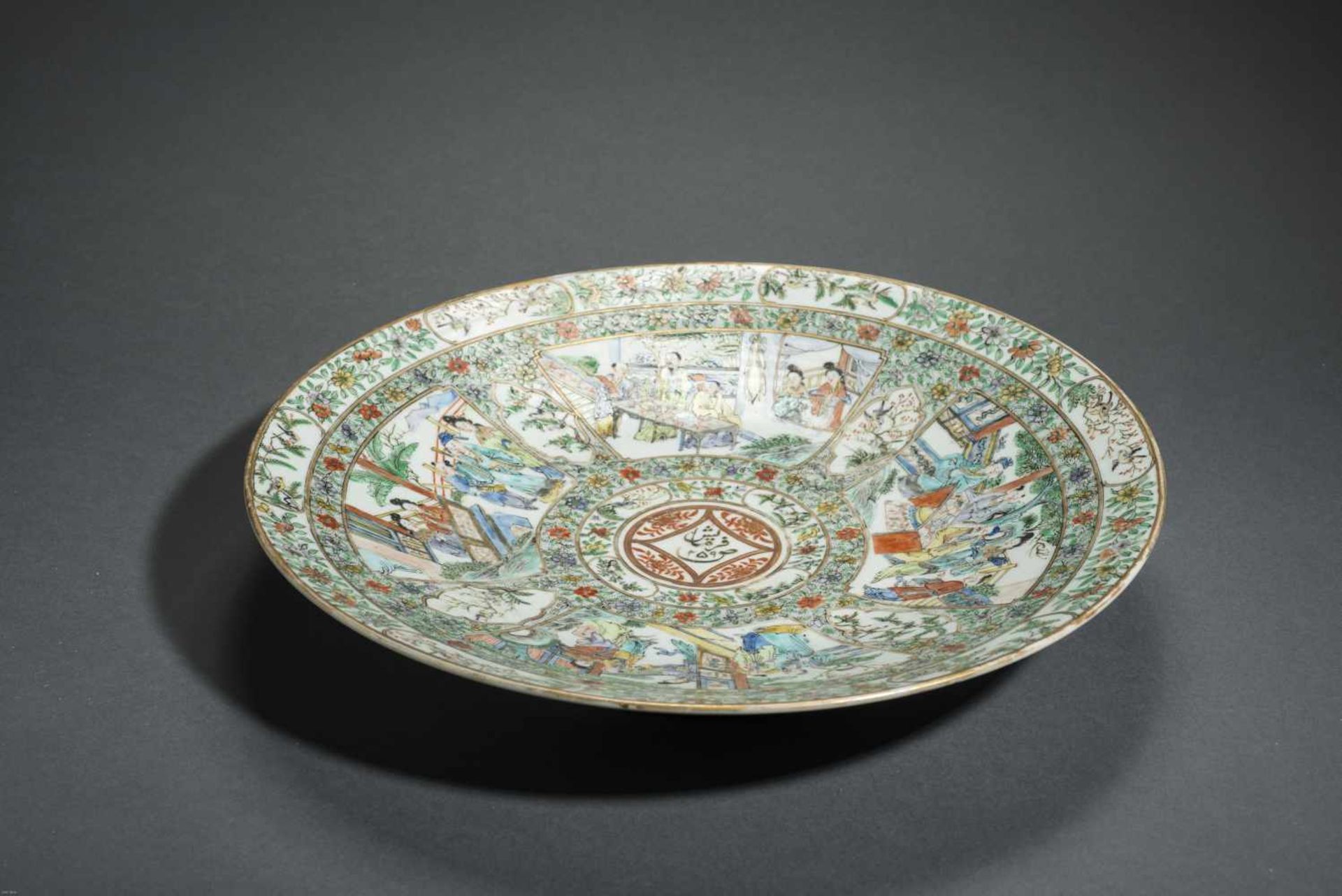 LARGE PLATE WITH SCHOLARS AND GARDEN DEPICTIONSPorcelain with enamel painting and goldChina, Qing - Bild 2 aus 4