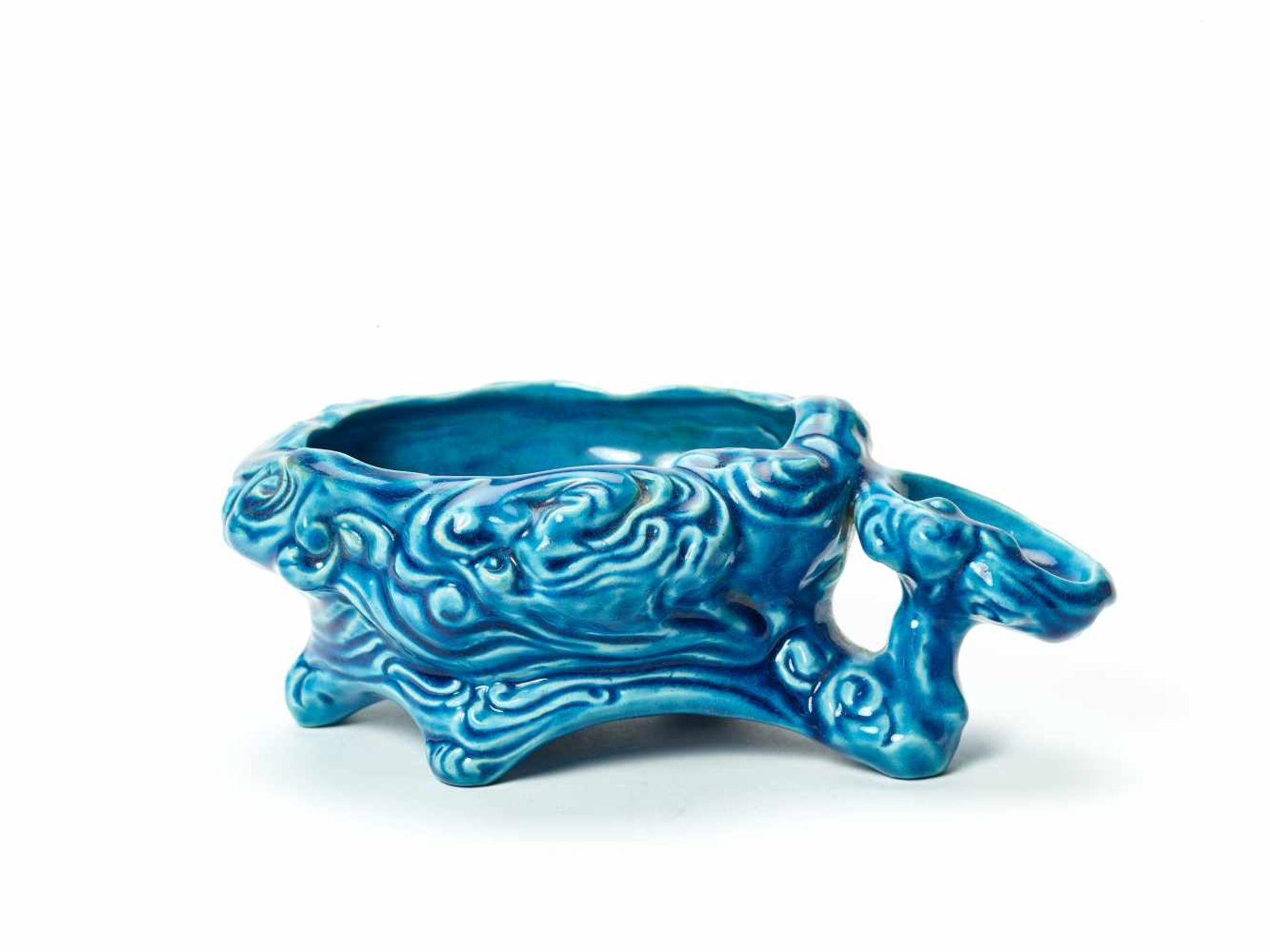 A ‘LINGZHI’ TURQUOISE-BLUE PORCELAIN BRUSHWASHER, QING DYNASTYPorcelainChina, late Qing dynastyThe - Bild 2 aus 3