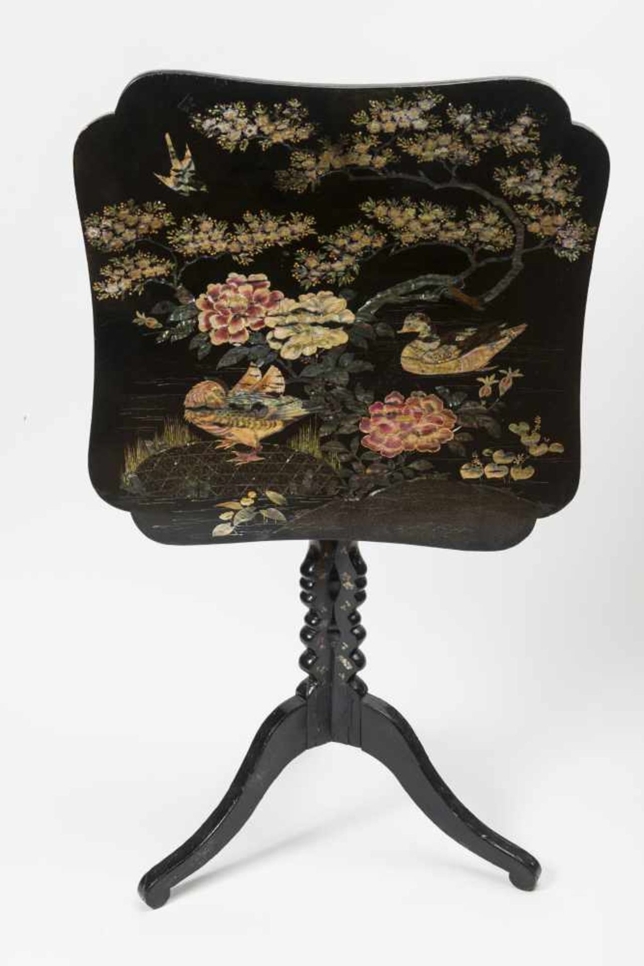 GAME TABLE WITH MANDARINE DUCK AND PEONIESLacquer and inlay technique Chinese style, France, 19th - Bild 3 aus 4