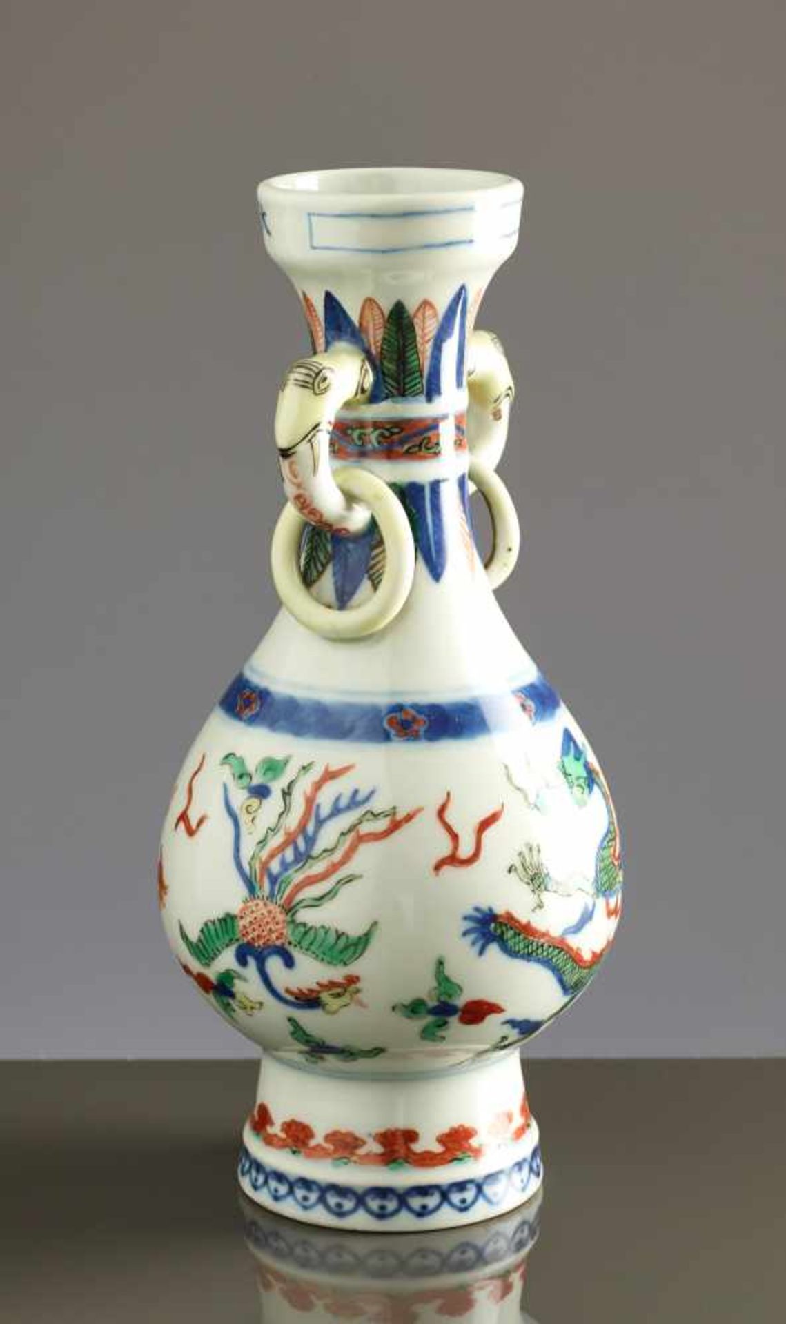 SMALL VASE WITH DRAGON AND PHOENIXWucai Porcelain China, Qing Dynasty 19th cent. to Republic Flat - Bild 3 aus 6