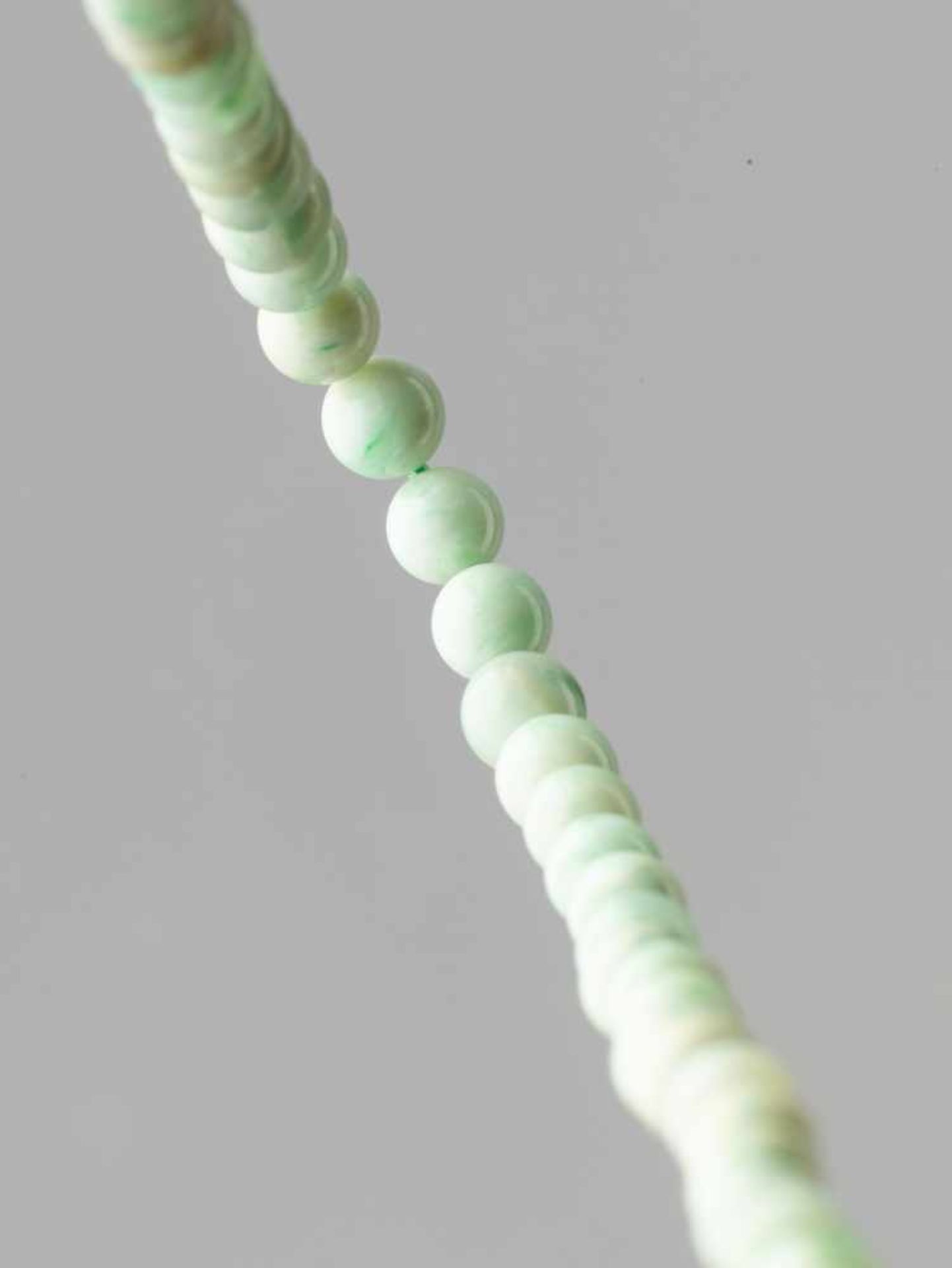 A MINT GREEN JADEITE NECKLACE, 82 BEADS, QING DYNASTYNatural, predominantly mint color, with few - Bild 3 aus 4