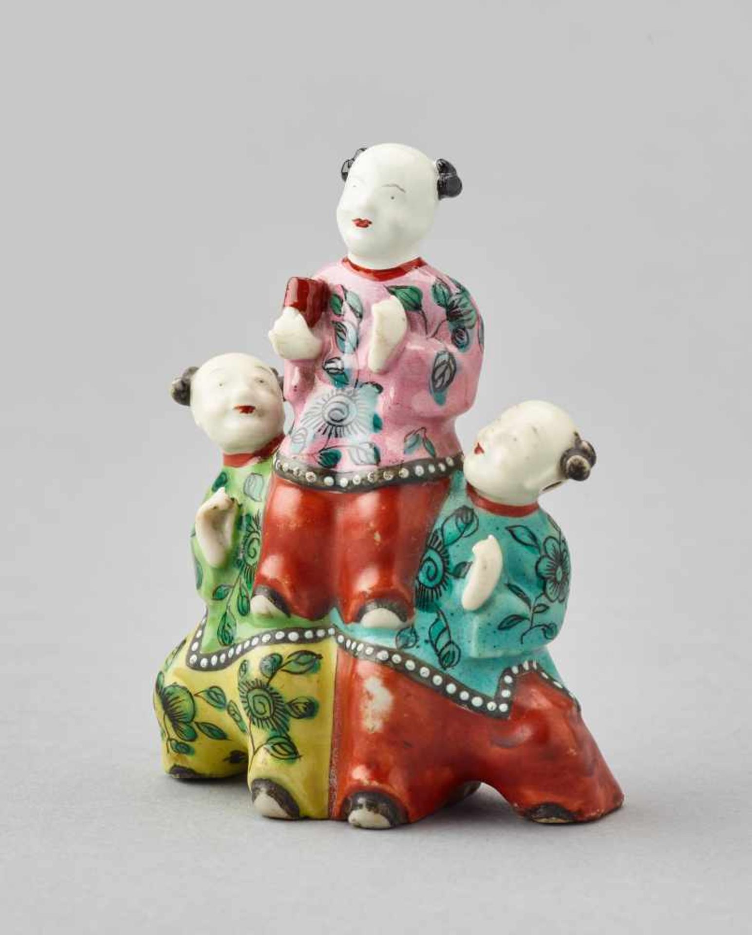 A DELICATE FAMILLE ROSE PORCELAIN GROUP OF CHILDREN, QING DYNASTYPorcelain with overglaze enamels - Bild 2 aus 6