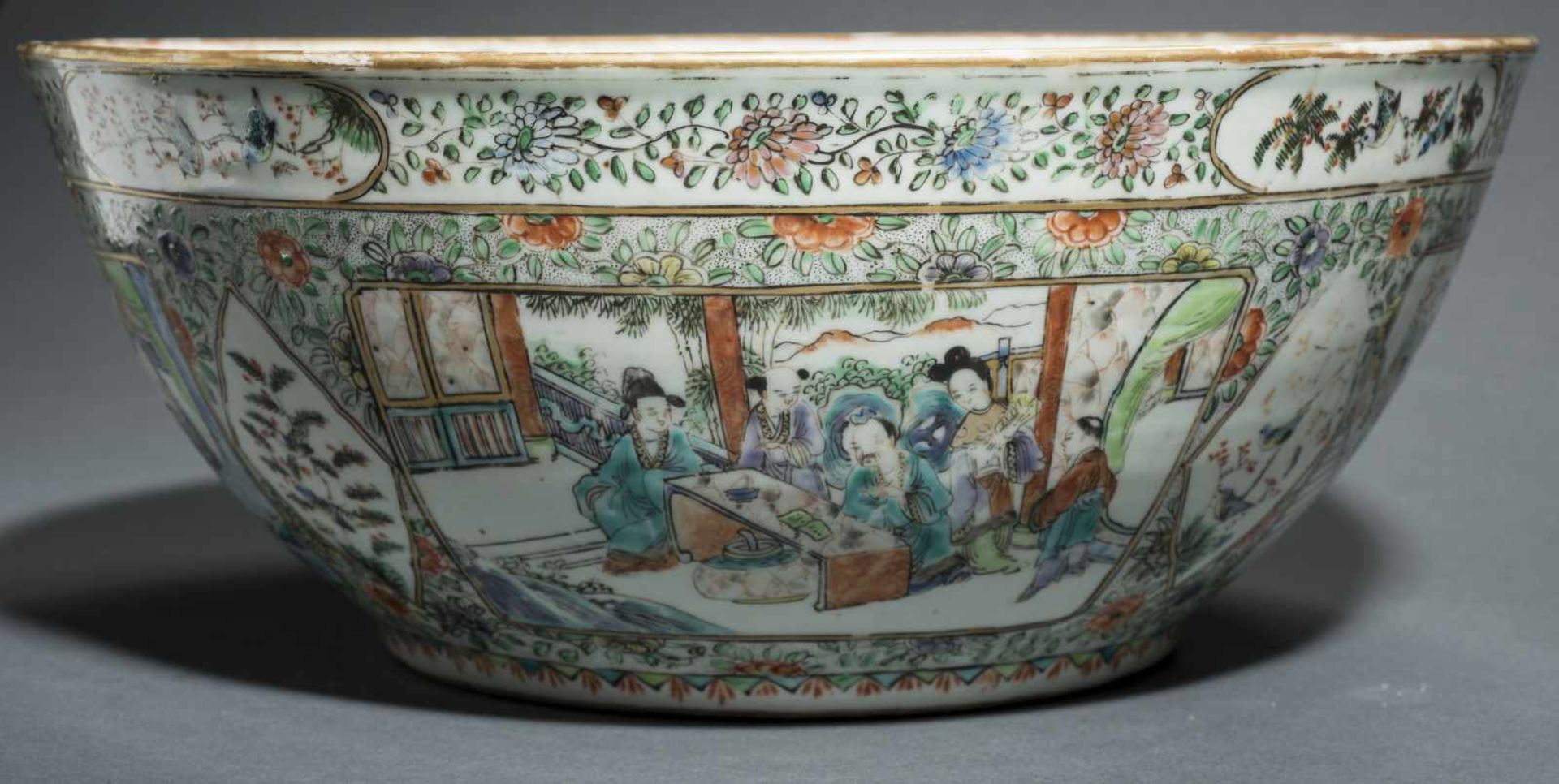 A LARGE PORCELAIN BOWLPorcelain with enamel painting and goldChina, Qing dynasty (1644-1912), 19th - Bild 3 aus 7