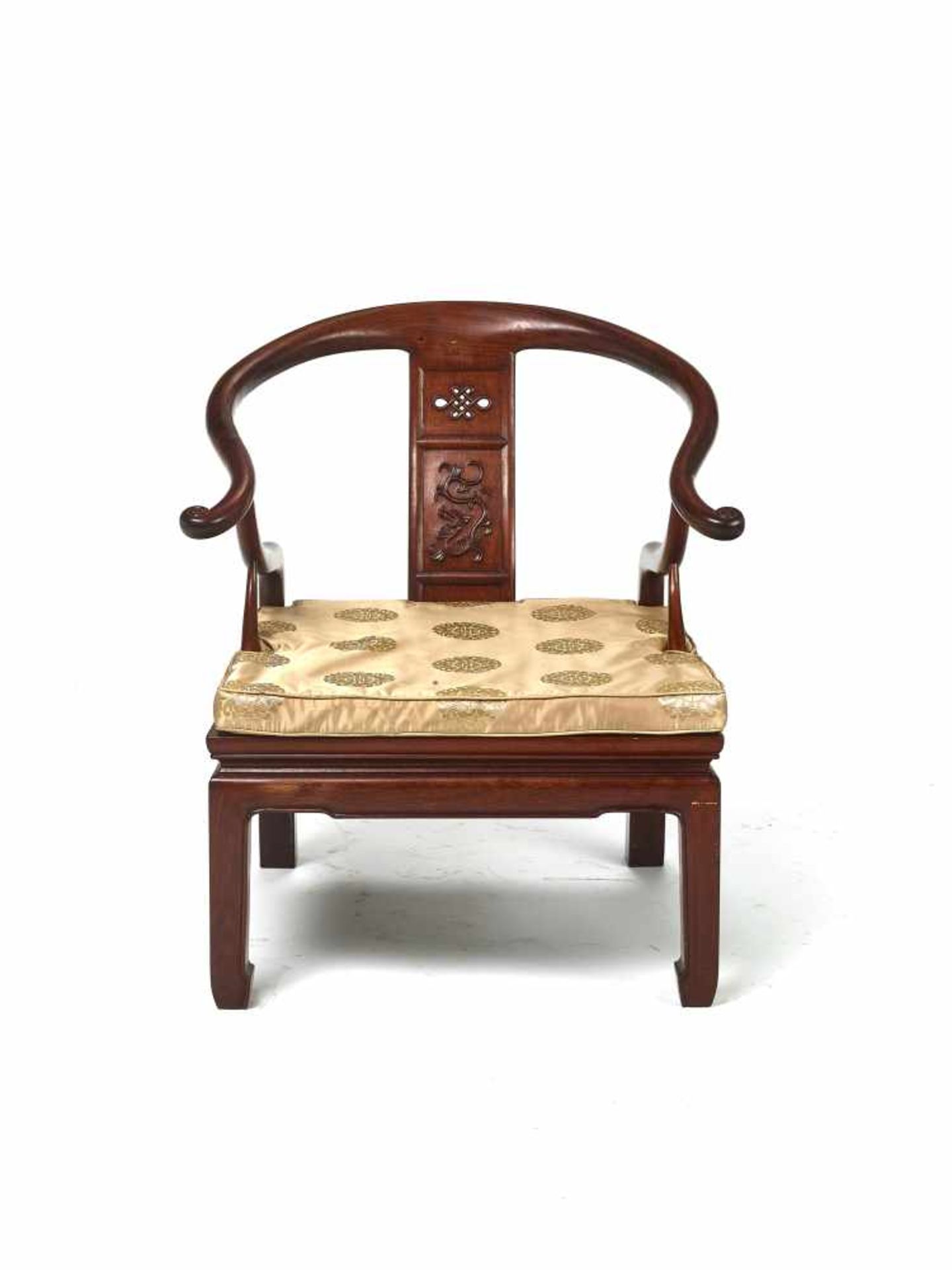 A CHINESE ‘HORSESHOE’ LOW CHAIR, LATE QING DYNASTYCarved from hardwood, possibly Huanghuali, with - Bild 3 aus 5