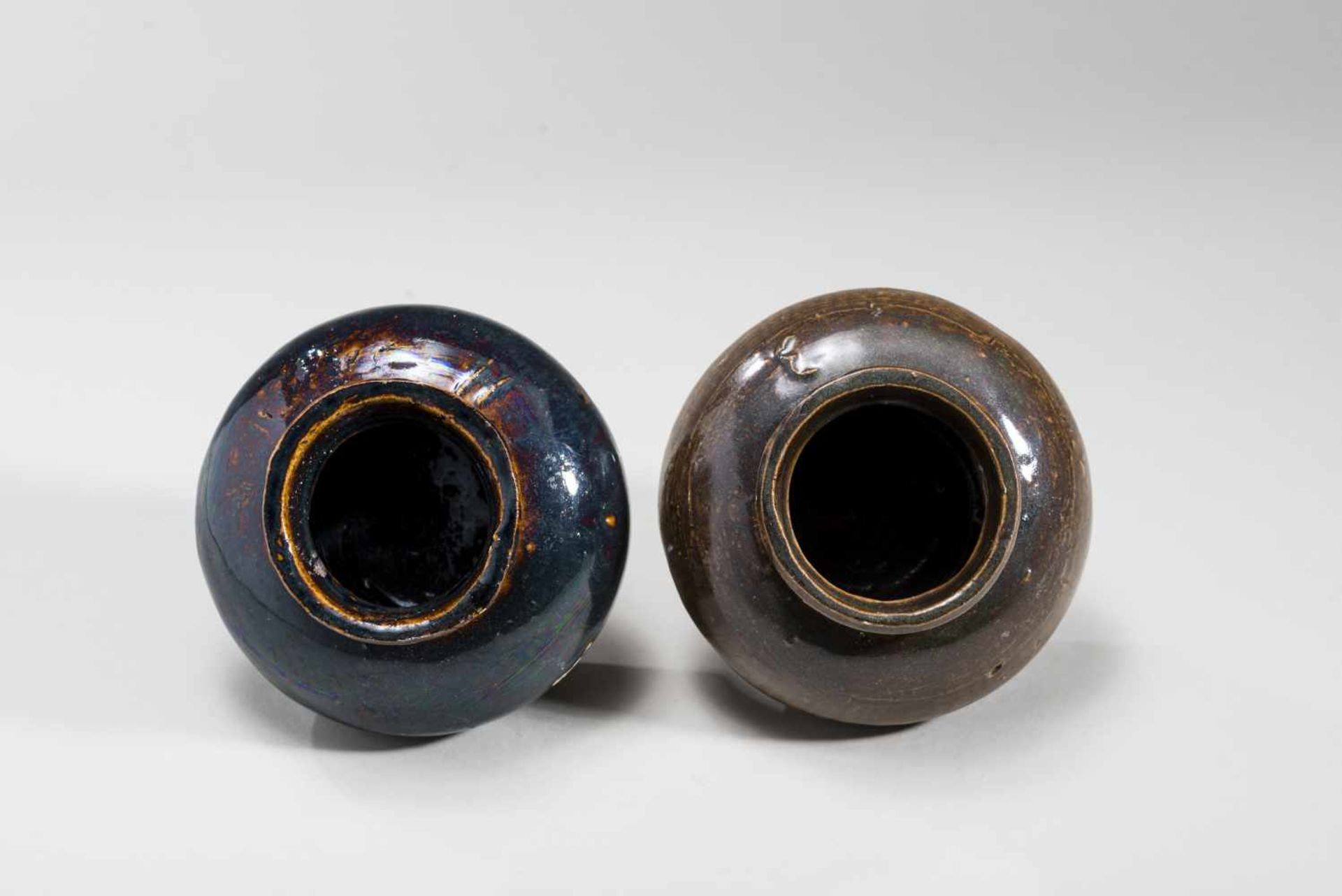 TWO GLAZED POTS – PRESUMABLY TANG DYNASTYGlazed ceramicChina, Tang dynasty (618 - 907) or later - Bild 6 aus 7
